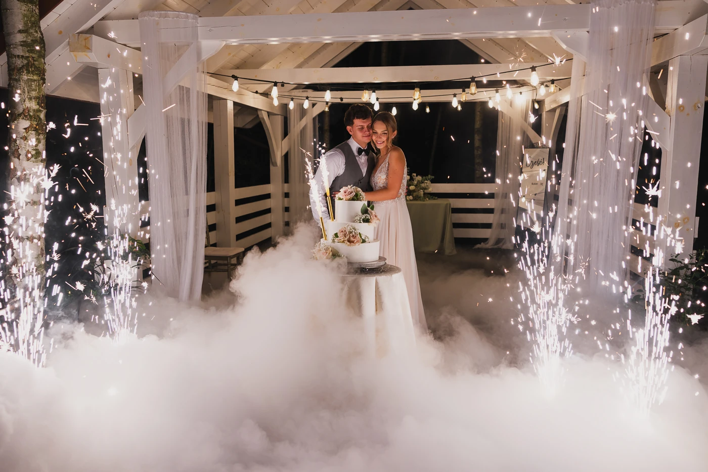 Tort weselny na zewnątrz z racami – fotograf ślubny Kraków