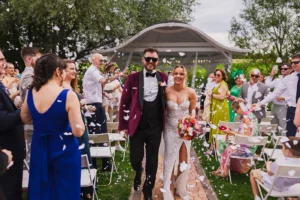Wyjście pary młodej po czerwonym dywanie