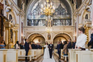 panna młoda prowadzona przez ojca do ołtarza